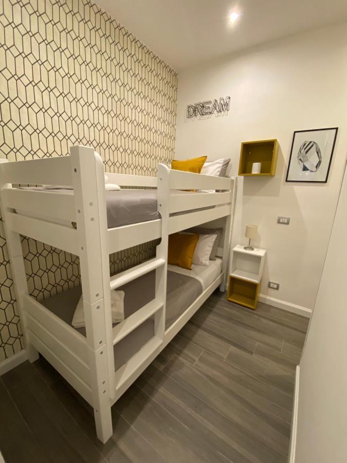 Zweibettzimmer mit Etagenbett und Balkon