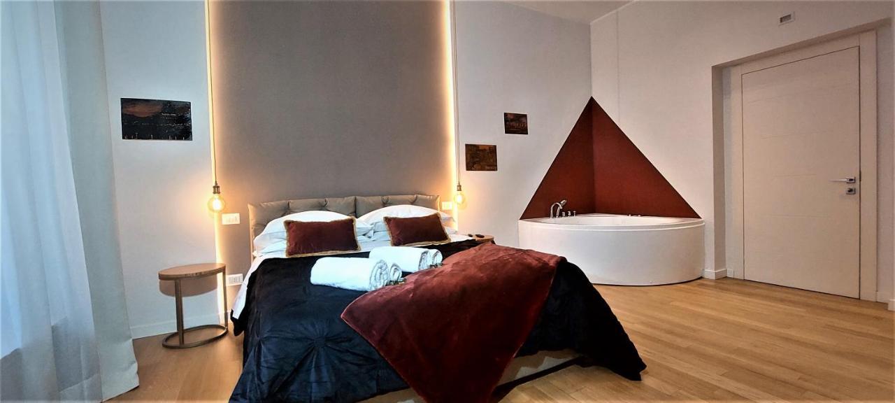 Zimmer mit Kingsize-Bett und Whirlpool