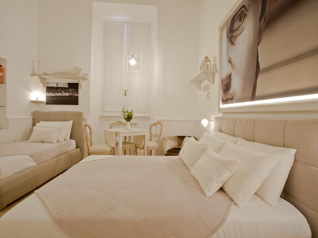 Dreibettzimmer mit Stadtblick