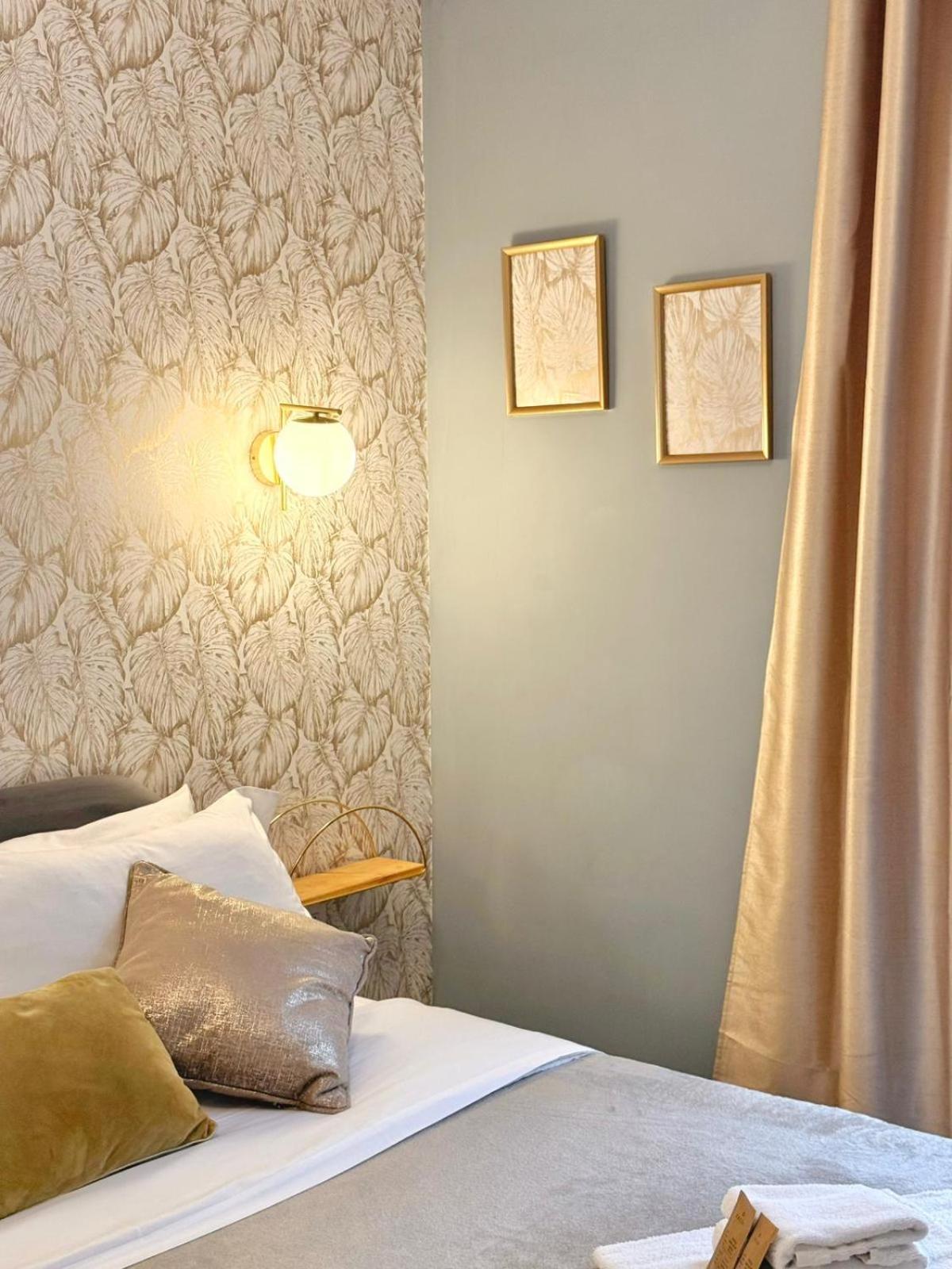 Habitación con cama extragrande y bañera de hidromasaje