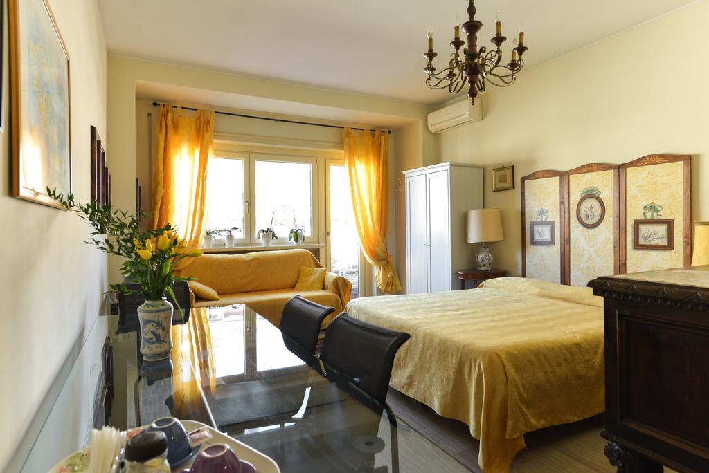 Quarto Amplo com Cama de Casal ou 2 de Solteiro e Varanda