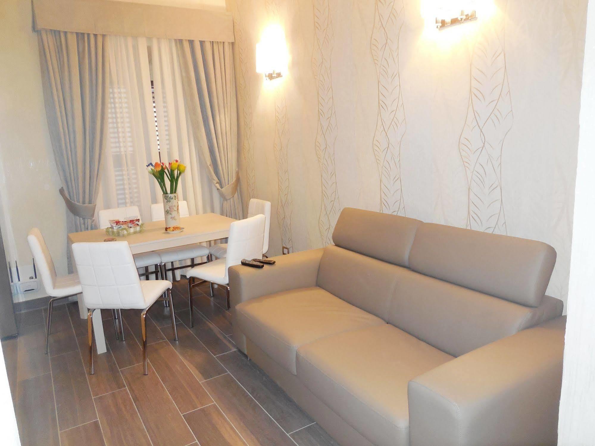 Apartamento de 2 Quartos com Varanda