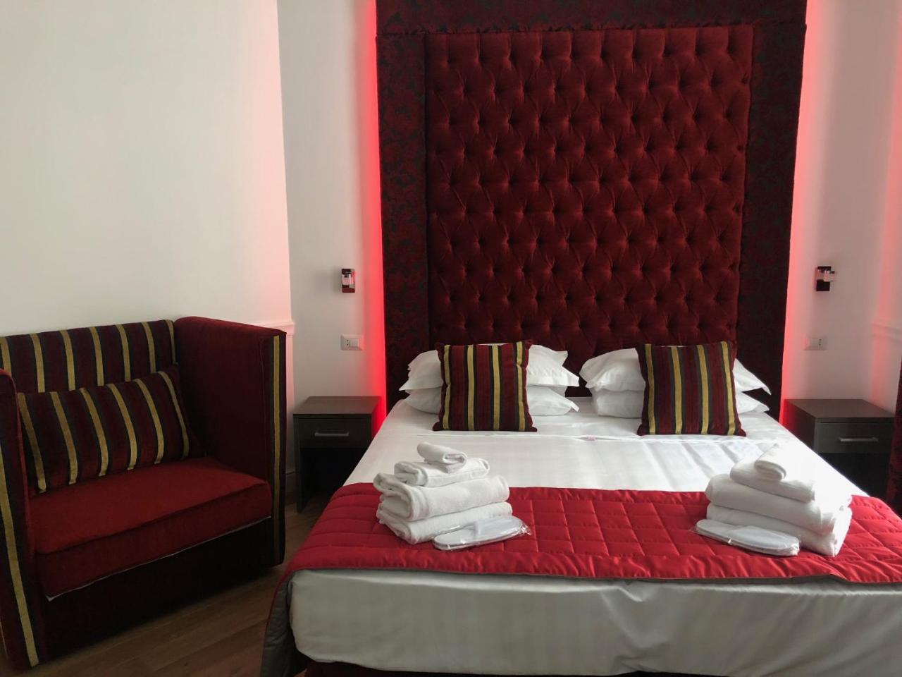 Habitación con cama extragrande y balcón