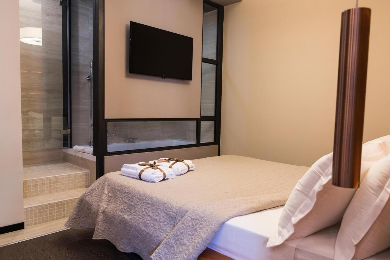 Zimmer mit Kingsize-Bett und Whirlpool