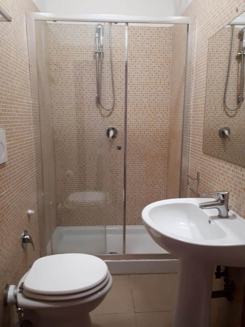 Quarto Individual com Casa de Banho Privativa