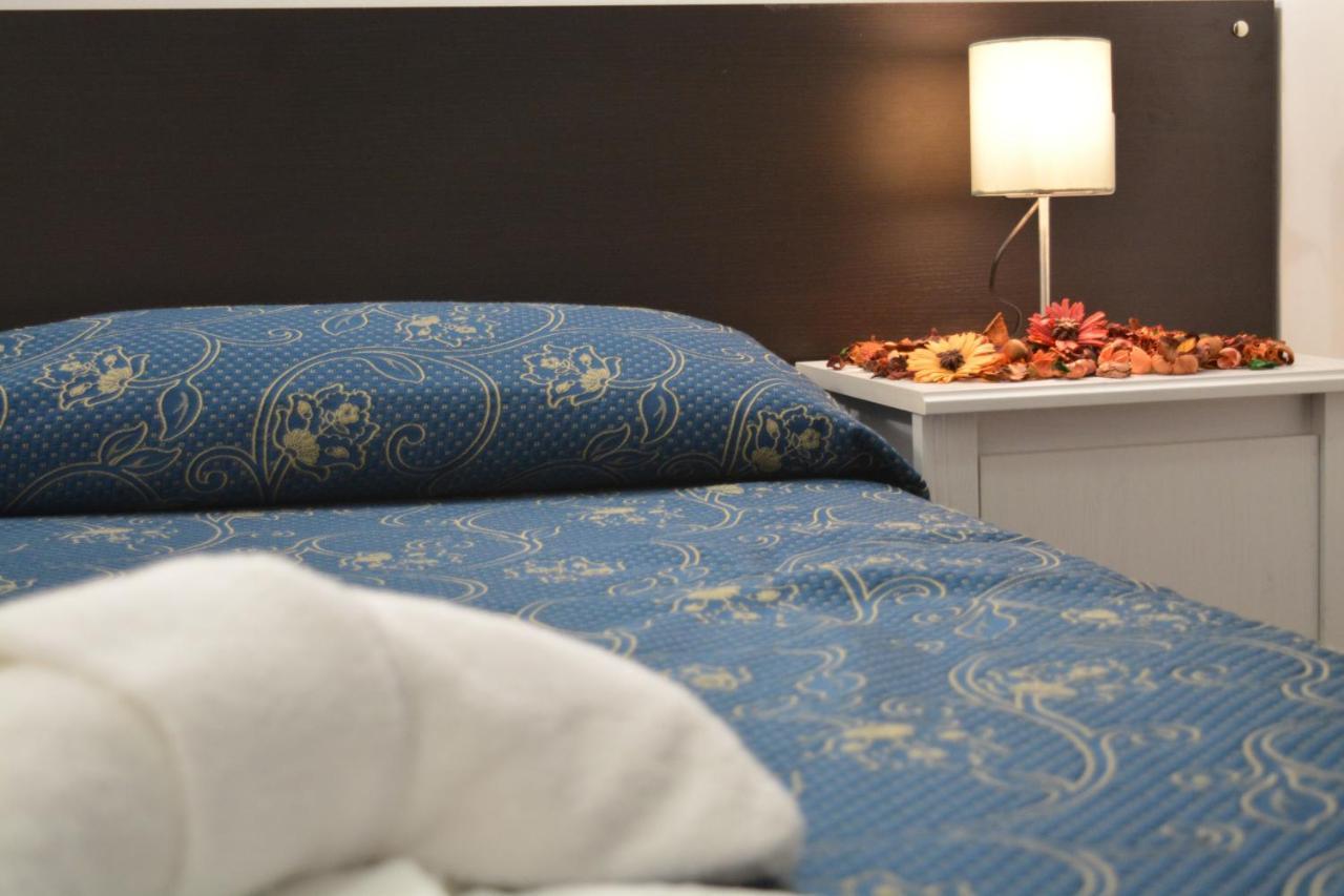 Deze driepersoonskamer heeft een gedeelde badkamer.