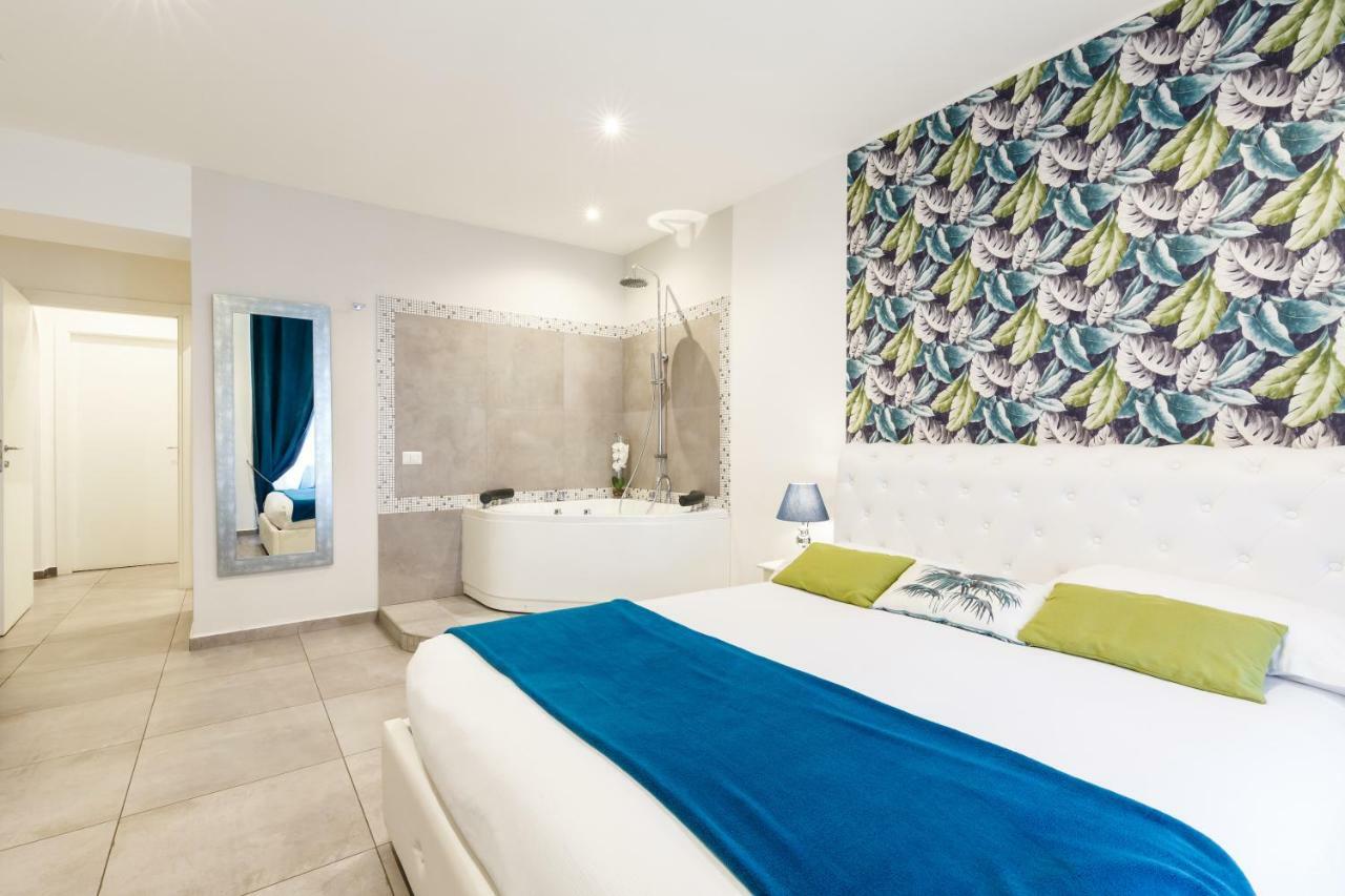 Habitación con cama extragrande y bañera de hidromasaje