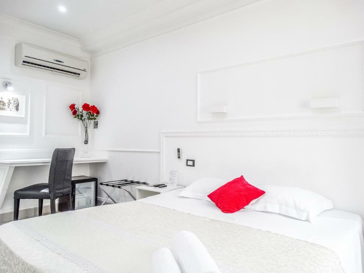 Doppel-/Zweibettzimmer mit Balkon