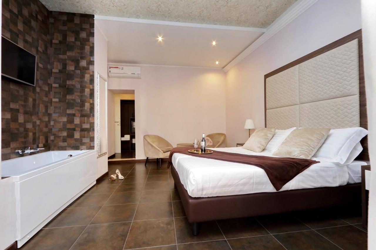 Quarto com Cama King-size e Banheira de Hidromassagem